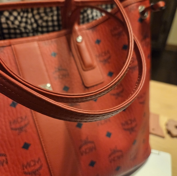 AUTHENTIC MCM Liz medium Red reversible shopper tote,with detachable zip pouch - Picture 16 of 16